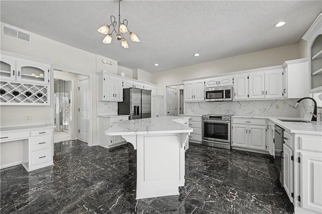 19618 W 99th Street, Lenexa, KS 66220