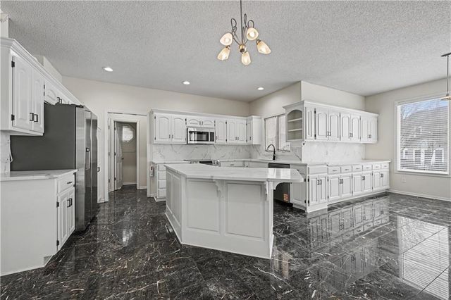 19618 W 99th Street, Lenexa, KS 66220