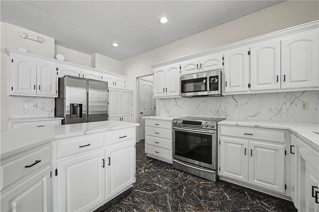 19618 W 99th Street, Lenexa, KS 66220