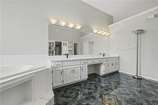 19618 W 99th Street, Lenexa, KS 66220