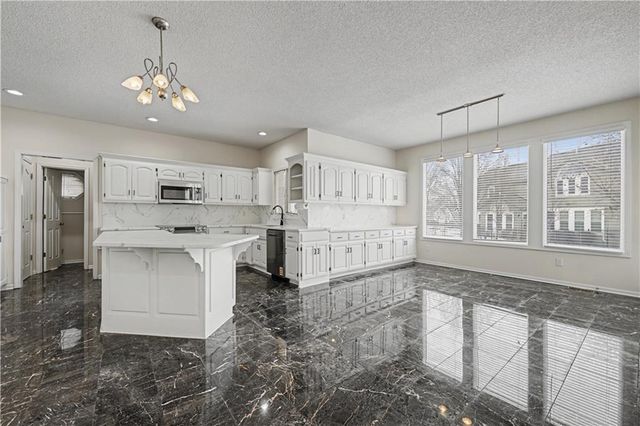 19618 W 99th Street, Lenexa, KS 66220