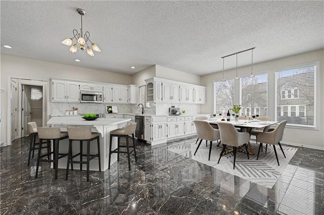 19618 W 99th Street, Lenexa, KS 66220