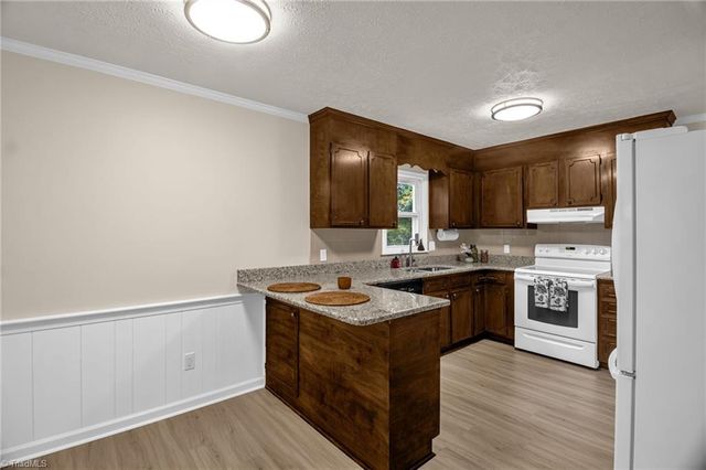 101 Shady Oak Court, Clemmons, NC 27012