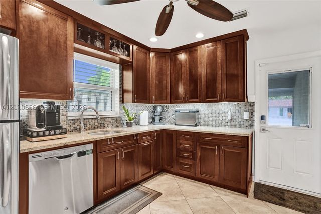 30 NE 48th Ct, Oakland Park, FL 33334