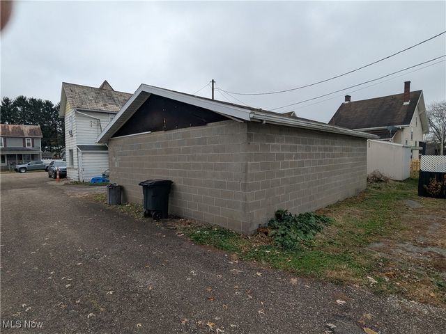 212 7th Street NW, New Philadelphia, OH 44663