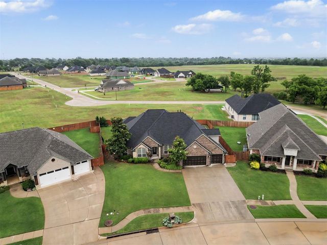 400 S Chardon Drive, Mustang, OK 73064