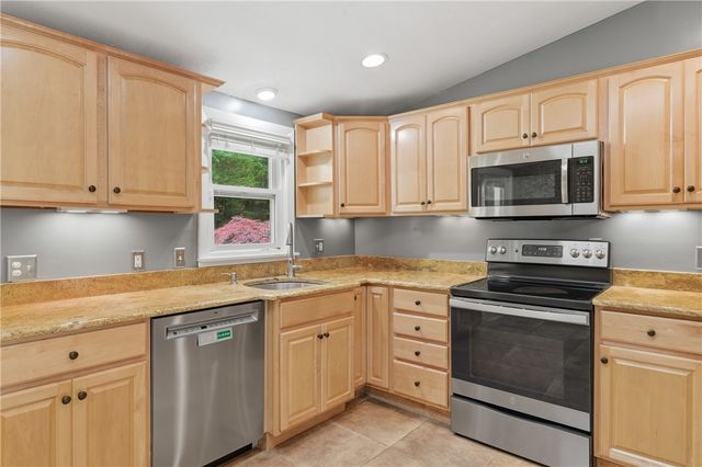 8 Ledgemont Drive, Lincoln, RI 02865