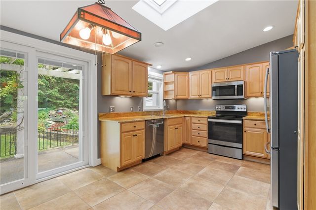 8 Ledgemont Drive, Lincoln, RI 02865