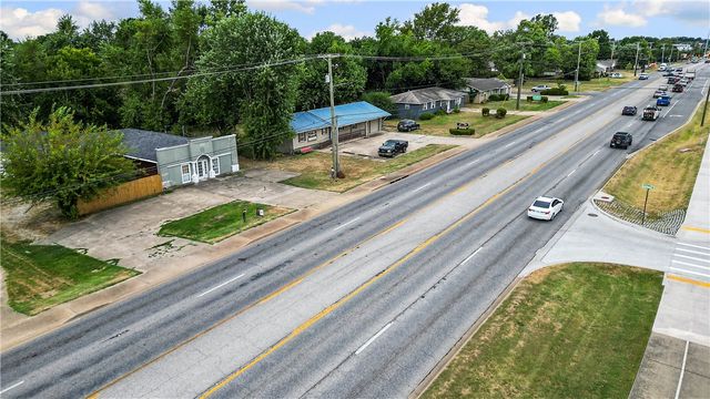 2202 SE 14Th Street, Bentonville, AR 72712
