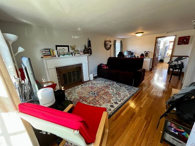 18 Lariviere Rd, Framingham, MA 01701