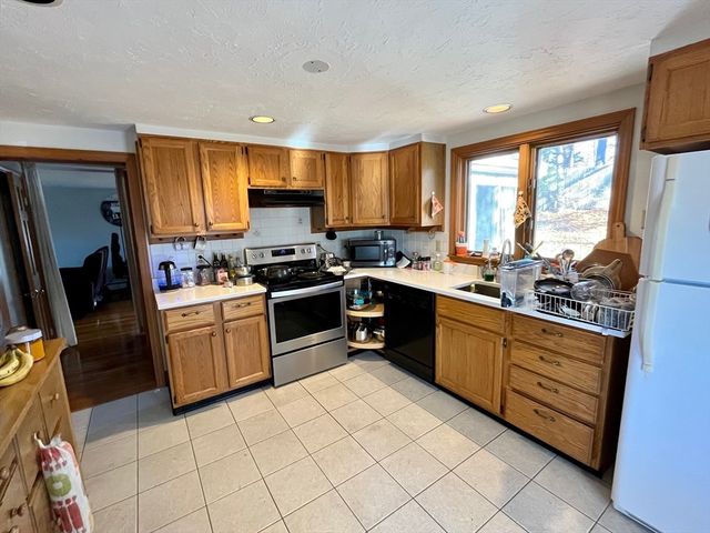 18 Lariviere Rd, Framingham, MA 01701