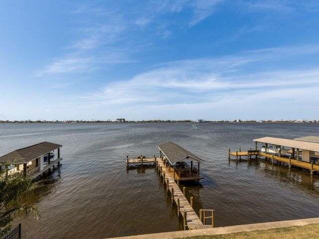 7312 Offats Point Circle, Galveston, TX 77551
