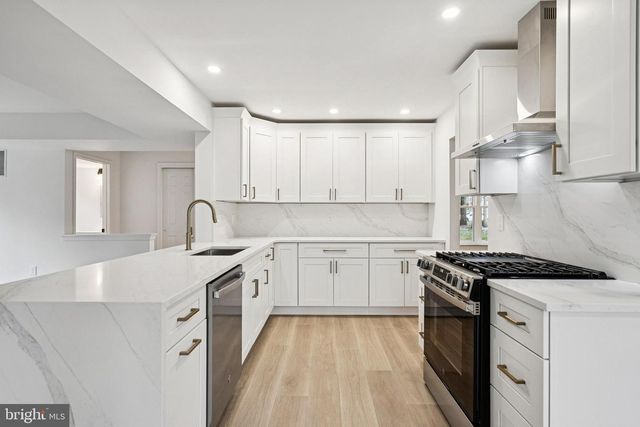 13 BARCLAY LN, Voorhees, NJ 08043