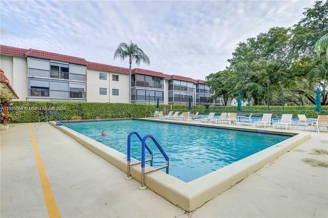 9520 S Hollybrook Lake Dr 205, Pembroke Pines, FL 33025