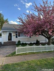 42 Dakota Street, Hicksville, NY 11801