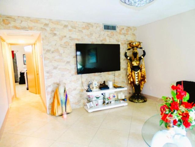 3100 Springdale Boulevard 310, Palm Springs, FL 33461