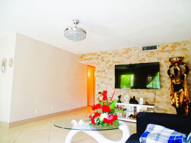 3100 Springdale Boulevard 310, Palm Springs, FL 33461