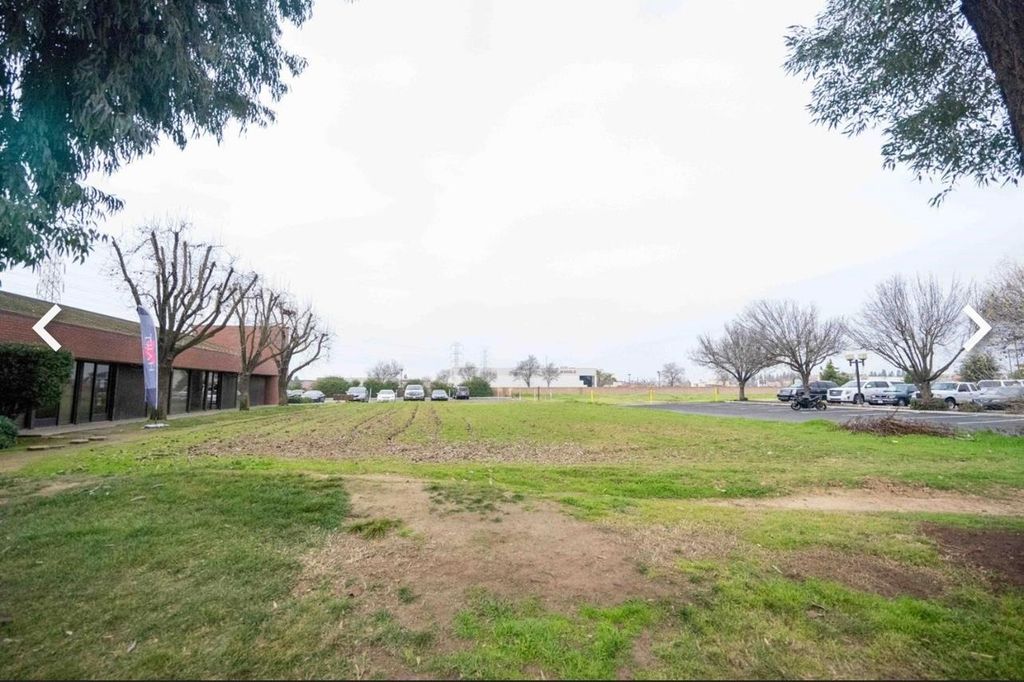 Image 1 of property listing at 3477 W Shaw Avenue # 101, Fresno, CA 93711
