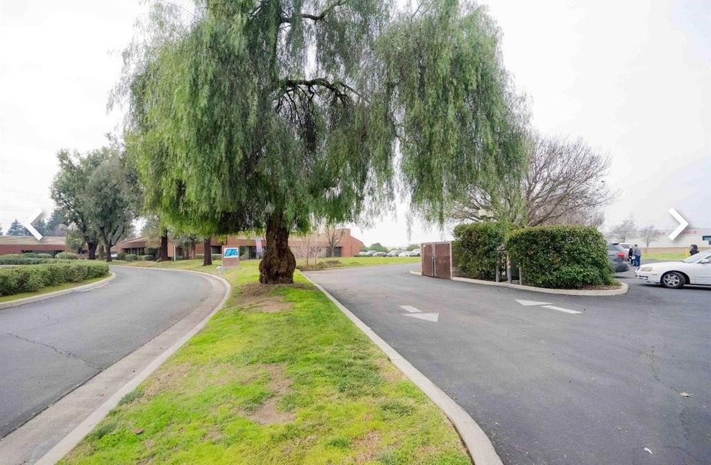 Image 10 of property listing at 3477 W Shaw Avenue # 101, Fresno, CA 93711