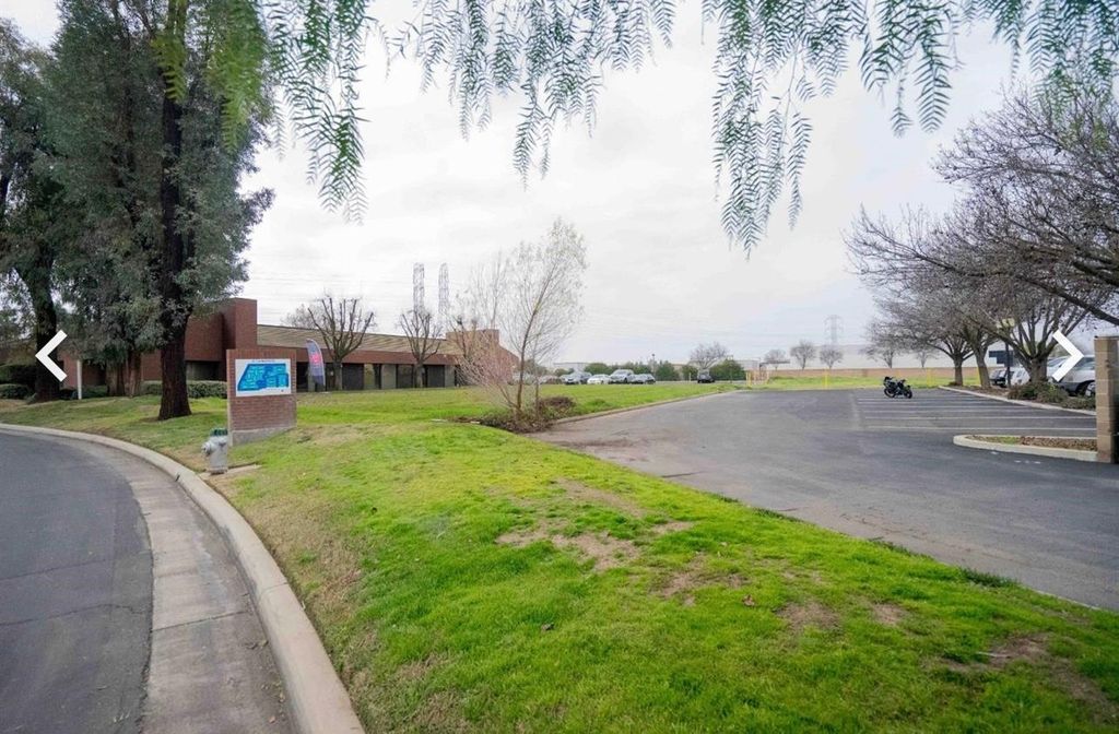 Image 11 of property listing at 3477 W Shaw Avenue # 101, Fresno, CA 93711