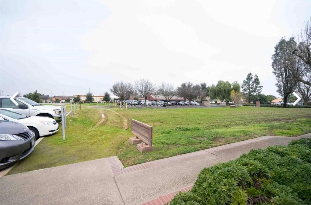 Image 4 of property listing at 3477 W Shaw Avenue # 101, Fresno, CA 93711