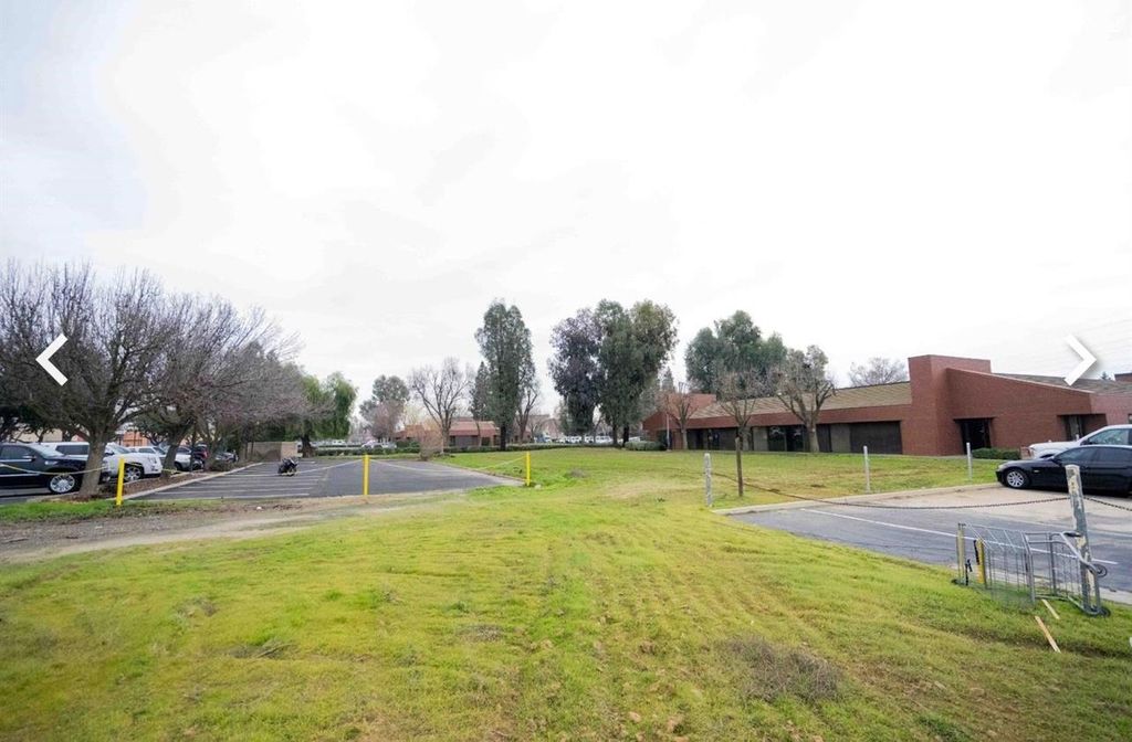 Image 5 of property listing at 3477 W Shaw Avenue # 101, Fresno, CA 93711
