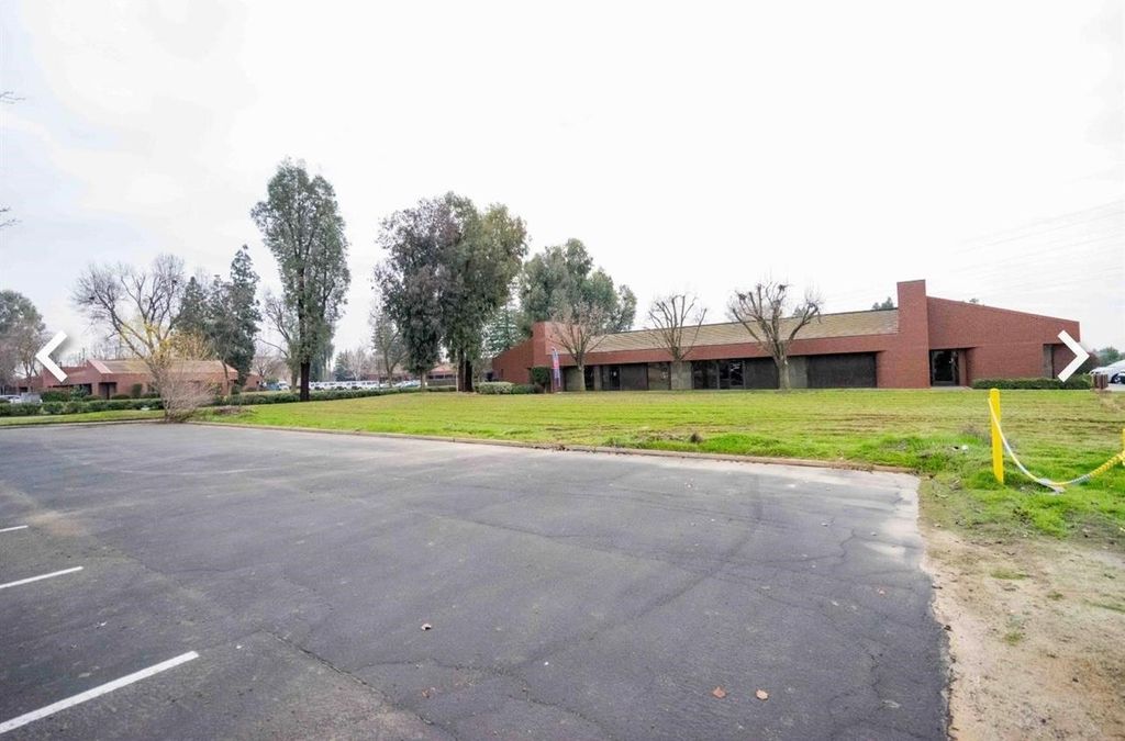 Image 6 of property listing at 3477 W Shaw Avenue # 101, Fresno, CA 93711