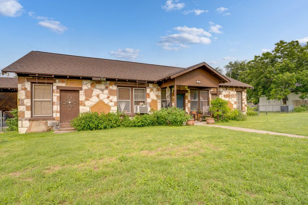 204 Brewster Ave, Florence, TX 76527