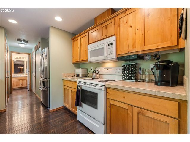 461 E AIRPARK Way, Newberg, OR 97132