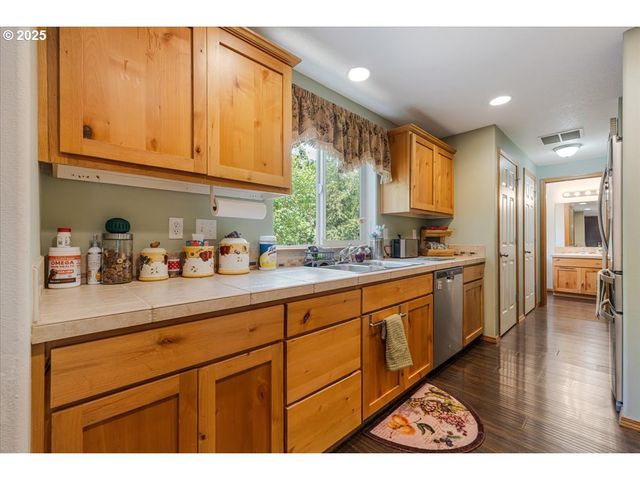 461 E AIRPARK Way, Newberg, OR 97132