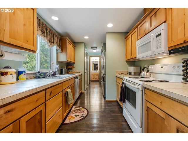 461 E AIRPARK Way, Newberg, OR 97132