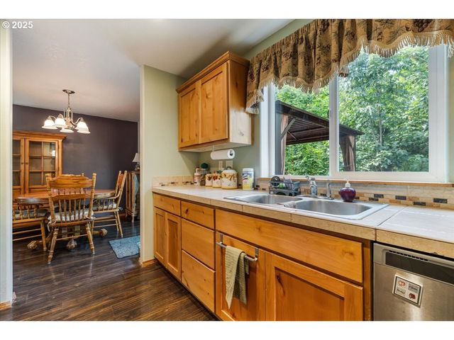 461 E AIRPARK Way, Newberg, OR 97132