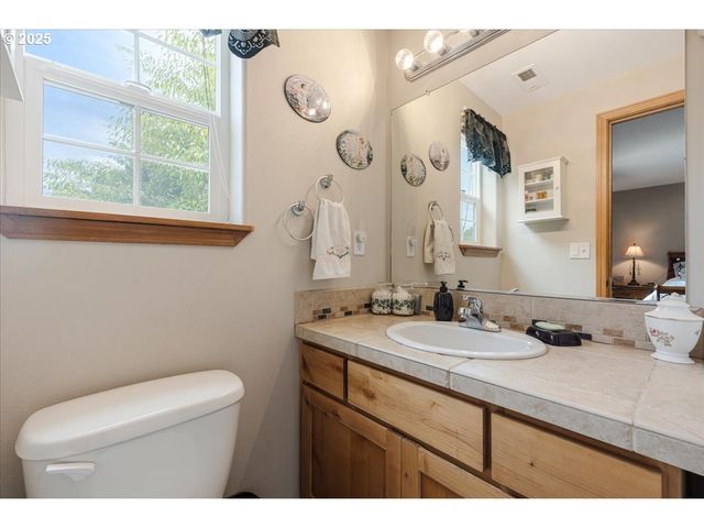461 E AIRPARK Way, Newberg, OR 97132