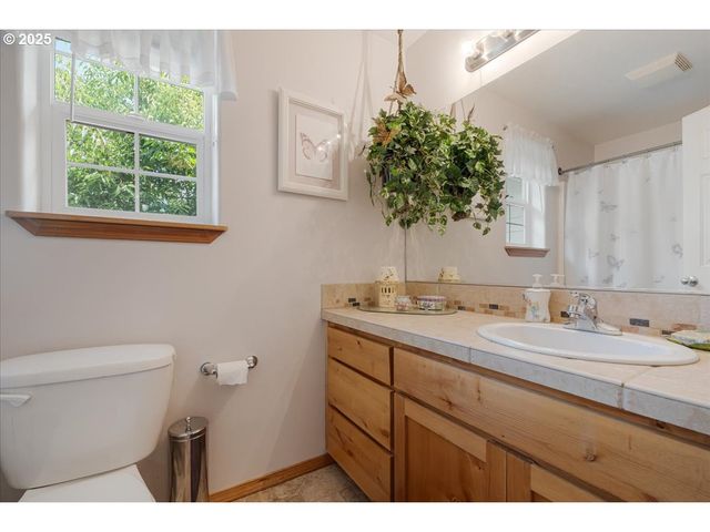 461 E AIRPARK Way, Newberg, OR 97132