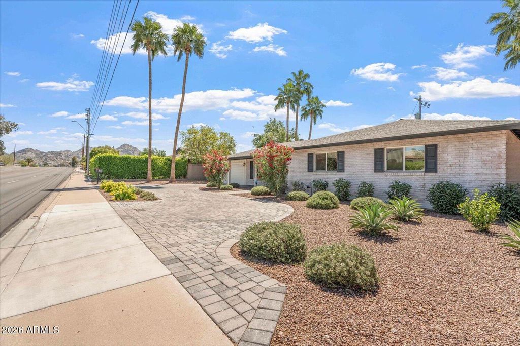 735 E NORTHERN Avenue, Phoenix, AZ 85020 — photo 2