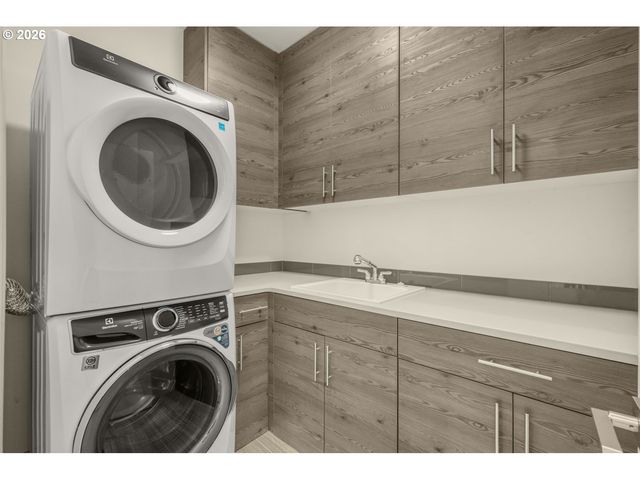 8057 Se 19TH Ave, Portland, OR 97202