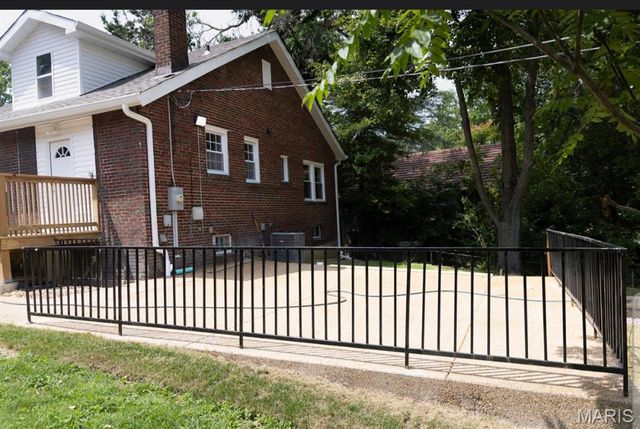 40 Sunset Court, Pasadena Park, MO 63121