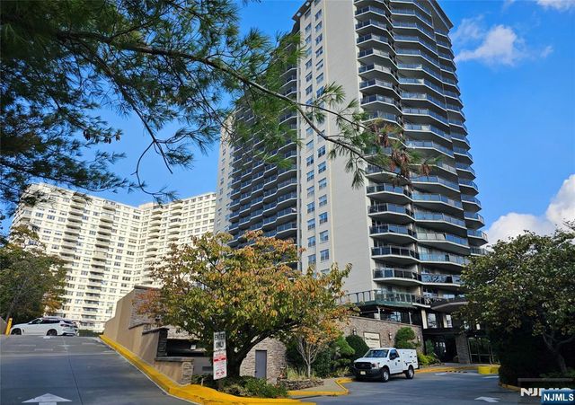 2077 Center Avenue 22H, Fort Lee, NJ 07024