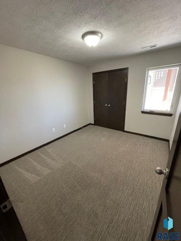 9643 W Tunis Dr Drive, Sioux Falls, SD 57106