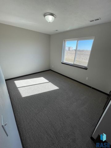 9643 W Tunis Dr Drive, Sioux Falls, SD 57106