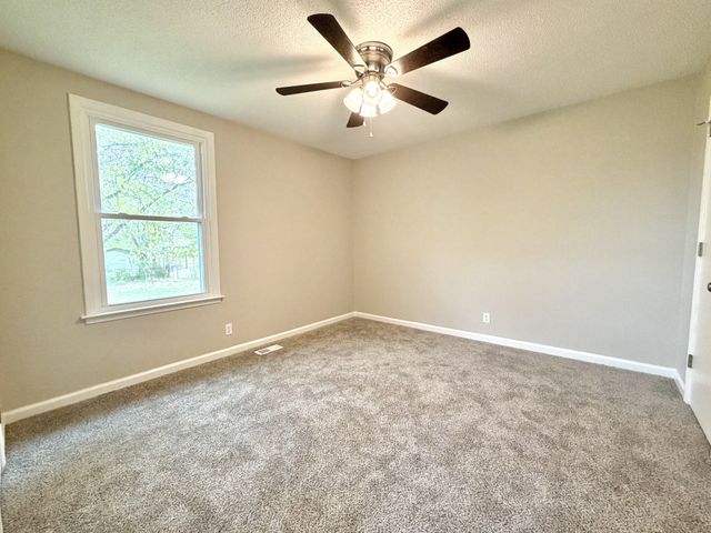 511 Jewel Dr, Clarksville, TN 37042