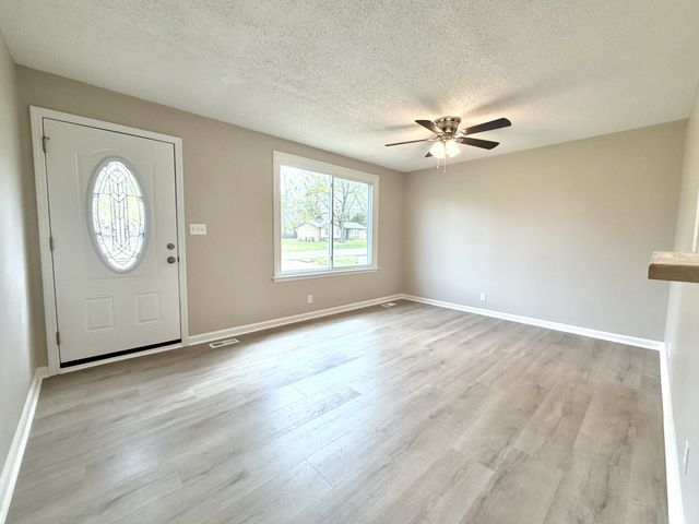 511 Jewel Dr, Clarksville, TN 37042