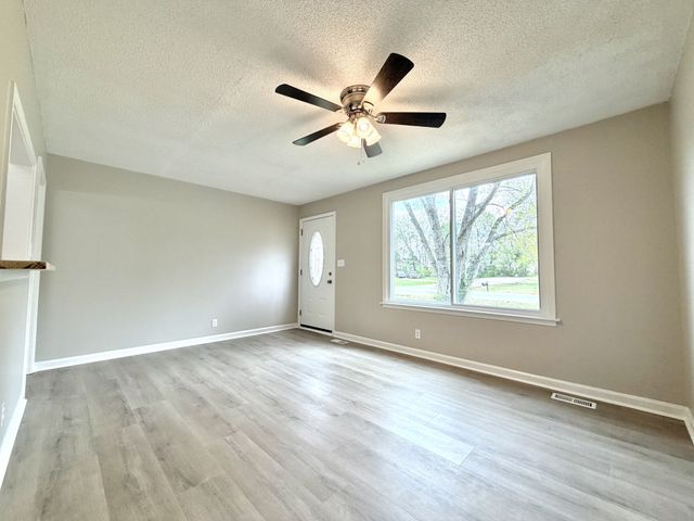 511 Jewel Dr, Clarksville, TN 37042