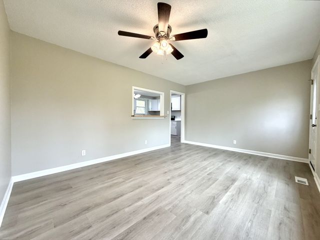 511 Jewel Dr, Clarksville, TN 37042