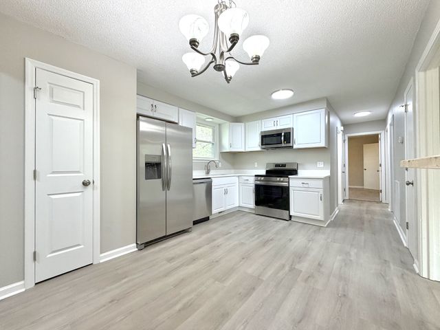 511 Jewel Dr, Clarksville, TN 37042