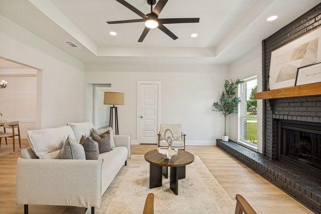 109 Shadow Drive, Red Oak, TX 75154
