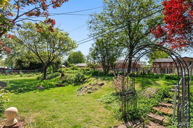 9208 Hallock Drive, St Louis, MO 63123