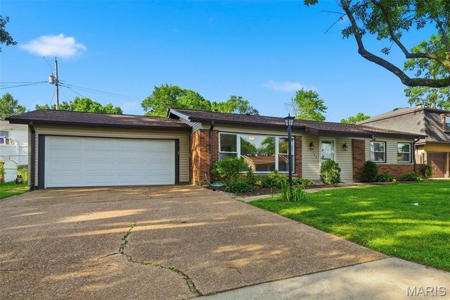 724 Caspian Lane, St Louis, MO 63125