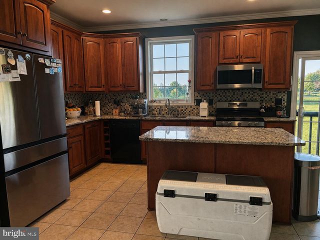 250 PAULAS CIR, Kearneysville, WV 25430