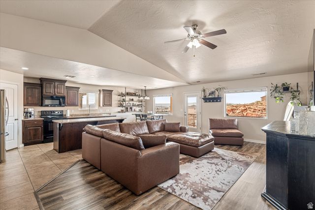 445 N CREEK RIDGE DR, Washington, UT 84780